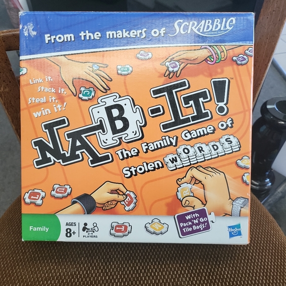 NEW 2009 Hasbro NAB-IT! The Family Game Of Stolen Words - Picture 1 of 8